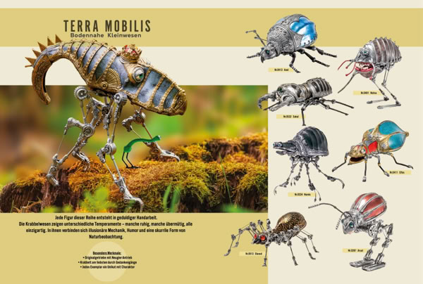 Illustration von mechanischen Insekten und einem mechanischen Cham&auml;leon auf Moos, mit mehreren kleineren Insektenabbildungen auf der rechten Seite.