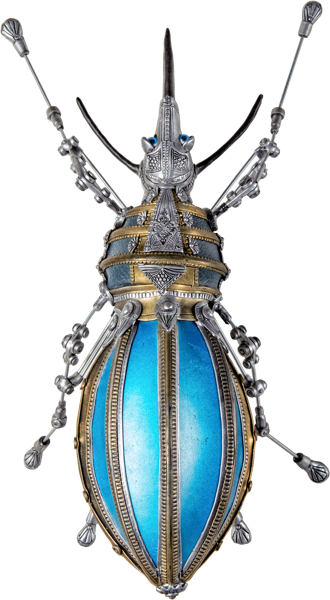 Ein kunstvoll gestalteter K&auml;fer mit einem blauen, metallisch gl&auml;nzenden K&ouml;rper und silbernen Details.