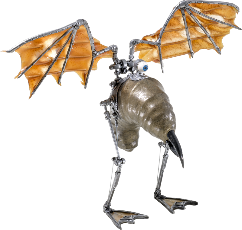 Spielzeugfigur mit metallischem K&ouml;rper, orangefarbenen Fl&uuml;geln und vogel&auml;hnlichen Beinen.