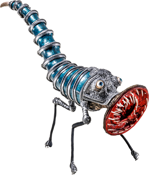 Metallische Skulptur eines fantasievollen Wesens mit einem spiralf&ouml;rmigen K&ouml;rper, vier d&uuml;nnen Beinen und einem gro&szlig;en, runden Maul mit roten Z&auml;hnen.