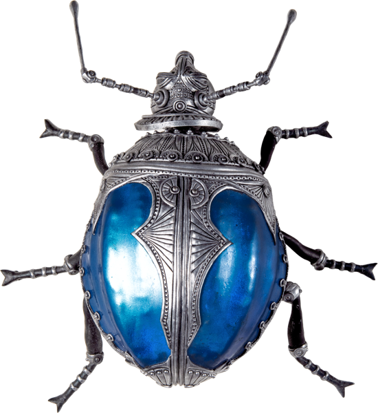 Silberner K&auml;fer mit blauen Fl&uuml;geln und detaillierten Verzierungen.