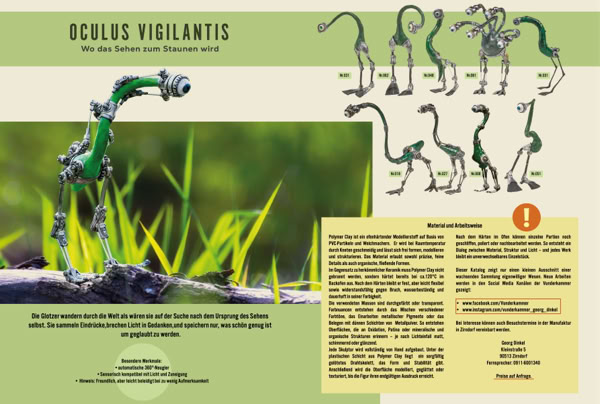Eine Illustration eines gr&uuml;nen, mechanischen Wesens mit langen Beinen und einem langen Hals, umgeben von Gras. Oben rechts sind mehrere Skizzen des Wesens in verschiedenen Positionen. Textbl&ouml;cke sind auf der rechten Seite des Bildes vorhanden.