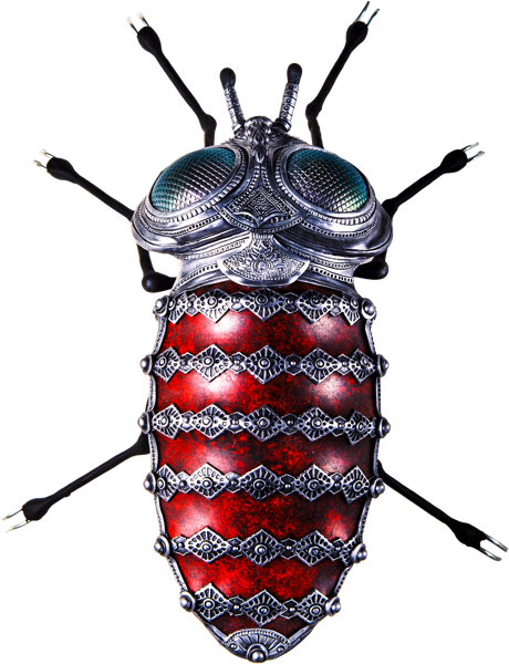 Skulptur eines Insekts mit metallisch aussehenden Augen und einem rot-schwarzen, segmentierten K&ouml;rper.