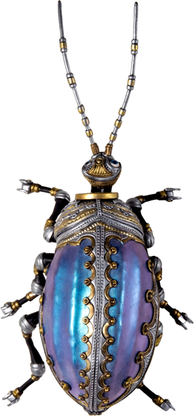 Ein Anh&auml;nger in Form eines K&auml;fers mit metallischem, blau-lila schimmerndem K&ouml;rper und goldenen Details, an einer Kette befestigt.